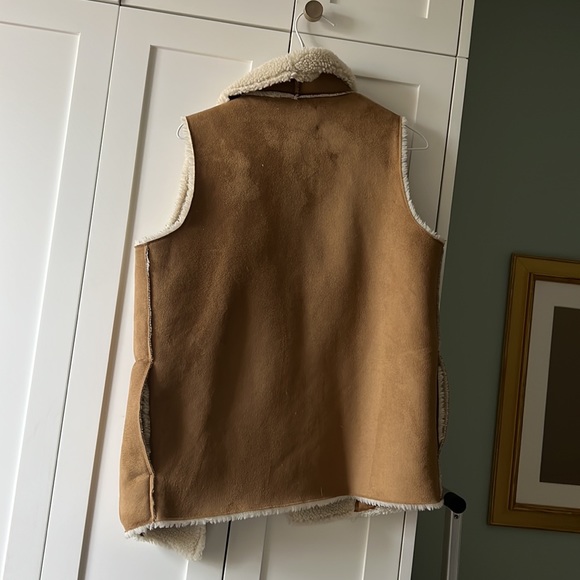 805 Velvet by Graham & Spencer Sherpa Vest - Picture 3 of 4